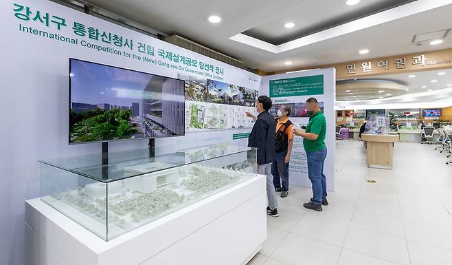 [서울=뉴시스] 서울 강서구의 통합신청사 설계공모 당선작 전시전. (사진=강서구 제공) 2021.09.19. photo@newsis.com  *재판매 및 DB 금지