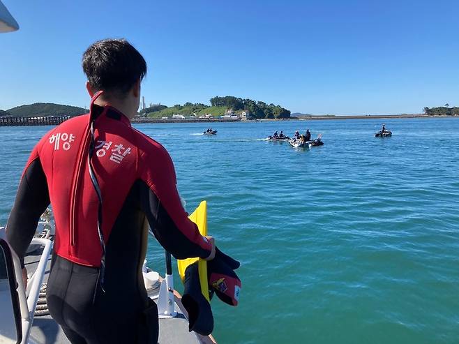 홍원파출소 구조팀이 구조 상황을 대비해 안전관리를 하고 있다.(사진=보령해양경찰서 제공) *재판매 및 DB 금지