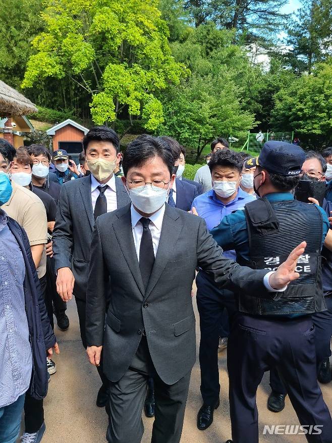 [구미=뉴시스] 박홍식 기자 = 19일 경북 구미 박정희 전 대통령 생가를 찾은 국민의힘 대선주자인 유승민 전 의원이 우리공화당 당원과 박근혜 전 대통령 지지자들의 강한 반발속에 추모관으로 들어가고 있다. 2021.09.19 phs6431@newsis.com