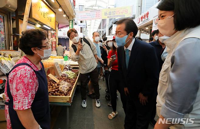 [서울=뉴시스] 배훈식 기자 = 국민의힘 대선주자 홍준표 의원이 19일 오후 서울 송파구 잠실 새마을 전통시장을 방문해 추석 연휴를 맞은 상인과 대화하고 있다. 2021.09.19. dahora83@newsis.com