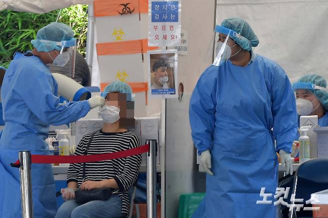 코로나19 임시선별검사소에서 시민들이 검사를 받고 있다. 박종민 기자