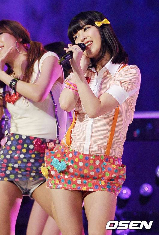 [OSEN=민경훈 기자] 21일 오후 서울 상암동 누리꿈 스퀘어 스튜디오 'Mnet 엠카운트다운' 생방송 무대에서 IU(아이유)가 노래 'Boo'를 부르며 깜찍한 안무를 선보이고 있다. 09.05.21/ rumi@osen.co.kr