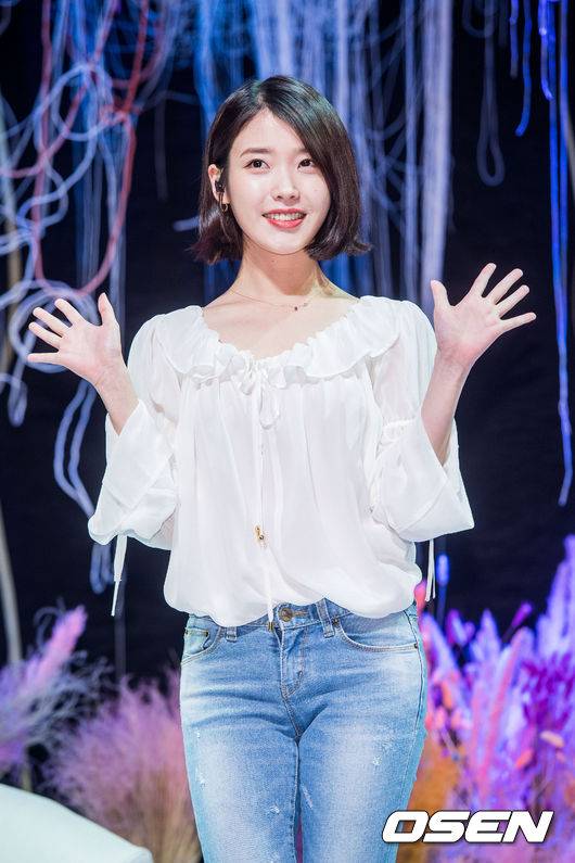 [OSEN=민경훈 기자] 21일 오후 서울시 마포구 메세나폴리스 신한카드 판스퀘어 라이브홀에서 열린 가수 아이유(IU) 정규 4집 '팔레트(Palette)' 음악 감상회서 아이유가 포즈를 취하고 있다.170421 / rumi@osen.co.kr