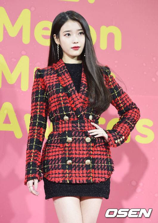 [OSEN=지형준 기자] 2일 오후 서울 고척스카이돔에서 열린 2017 멜론뮤직어워드 레드카펫에서 가수 아이유가 포즈를 취하고 있다.171202 /jpnews@osen.co.kr