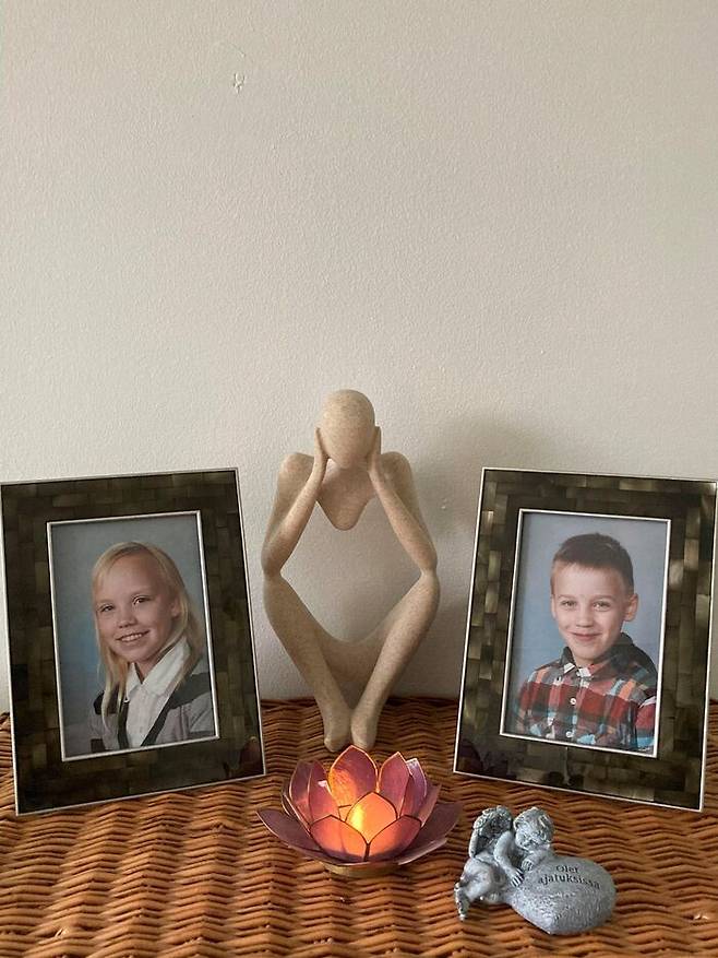 사리 핀네(Sari Finne)씨 집에 있는 두 아이의 사진. 가운데 있는 조각상은 그녀의 텅 빈 마음을 표현한 것이라고 한다. ⓒ 사리 핀네