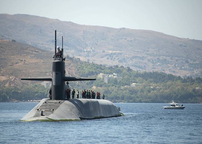 미 해군 전략핵추진잠수함 플로리다함이 항구에 입항하고 있다. 미 해군 제공