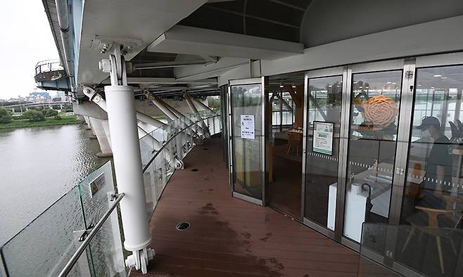 전 세계적으로 3개밖에 없다는 교각 하부 전망대인 광진교8번가. 이곳은 2차로인 광진교의 중간 부분에서 하부로 내려가는 계단을 통해 갈 수 있다.