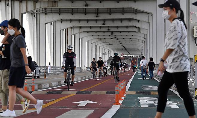 주말이면 잠수교는 산책 나온 시민들과 자전거 라이더로 붐빈다. 잠수교는 한강에 있는 다리 중 795m의 가장 짧은 다리로 비가 많이 오면 잠긴다.