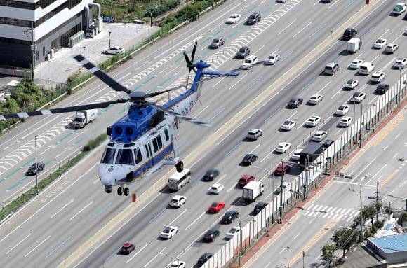 18일 경기 용인시 경부고속도로 신갈분기점 인근에서 경기남부경찰청 소속 헬기가 고속도로 법규위반 차량을 단속하고 있다.  경기남부경찰청 제공