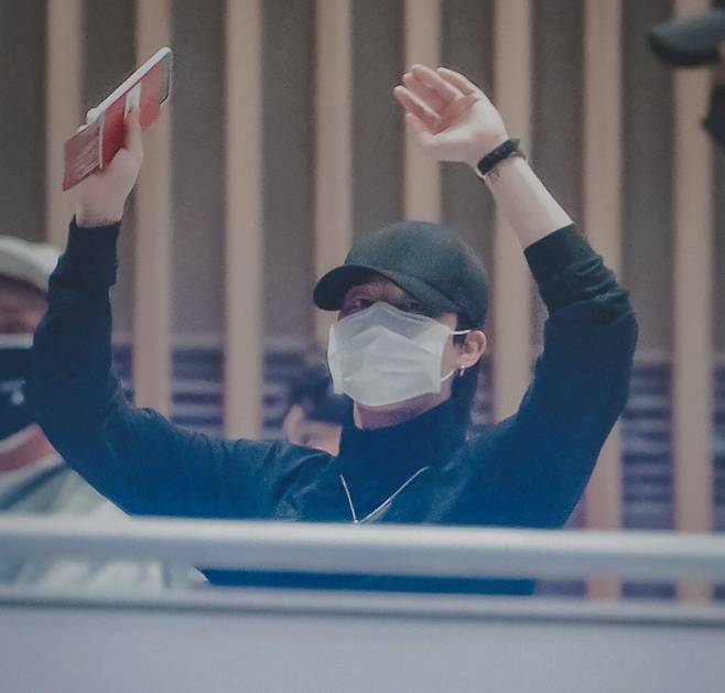 'FASHION ICON JIMIN' 방탄소년단 지민, 퍼펙트 모델핏 올블랙 공항패션..'지민 스키니' 열광