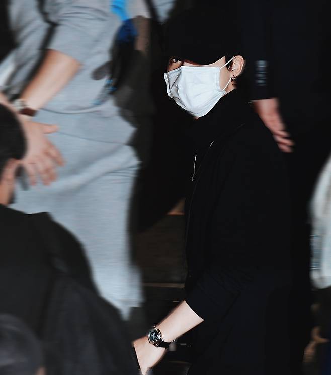 'FASHION ICON JIMIN' 방탄소년단 지민, 퍼펙트 모델핏 올블랙 공항패션..'지민 스키니' 열광