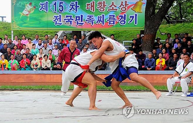 북한 추석맞이 씨름대회 지난 2018년 추석 당일인 9월 24일 평양 능라도에서 열린 '대황소상 전국민족씨름경기' 모습. [조선중앙TV 화면]
    [국내에서만 사용가능. 재배포 금지. For Use Only in the Republic of Korea. No Redistribution]