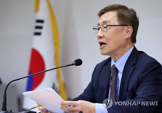 공약 발표하는 최재형 국민의힘 대권주자인 최재형 전 감사원장이 지난 10일 강원 춘천시 국민의힘 강원도당에서 열린 기자간담회에 참석해 공약을 발표하는 모습[연합뉴스 자료사진]