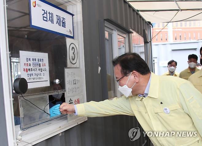 추석 비상근무중인 직원 격려하는 김부겸 총리 (서울=연합뉴스) 김승두 기자 = 김부겸 국무총리가 19일 서울 중구 서울역 임시선별검사소를 방문해 현황 보고를 받은 후 추석 연휴기간동안 근무 중인 직원들을 격려하고 있다. 2021.9.19 kimsdoo@yna.co.kr