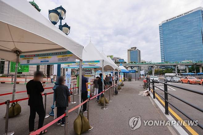 코로나19 신규 확진자 1천910명 (서울=연합뉴스) 홍해인 기자 = 19일 오전 서울역 중구 신종 코로나바이러스 감염증(코로나19) 임시선별검사소를 찾은 시민들이 검사 순서를 기다리고 있다. 
    중앙방역대책본부(방대본)는 이날 0시 기준 신규 확진자가 1천910명 늘어 누적 28만5천931명이라고 밝혔다.
    전날(2천87명)보다 177명 줄었으나, 토요일 확진자(발표일 기준 일요일)로는 국내 코로나19 사태 이후 최다 기록이다. 2021.9.19 hihong@yna.co.kr