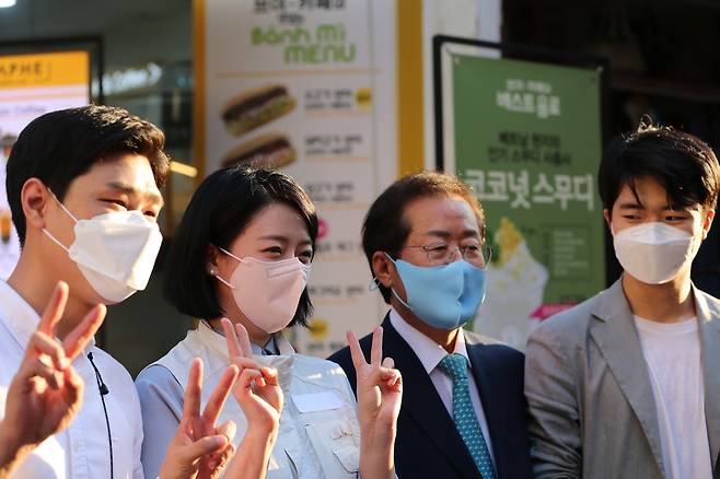 송파 새마을시장 방문한 홍준표 의원 [홍준표 캠프 제공]