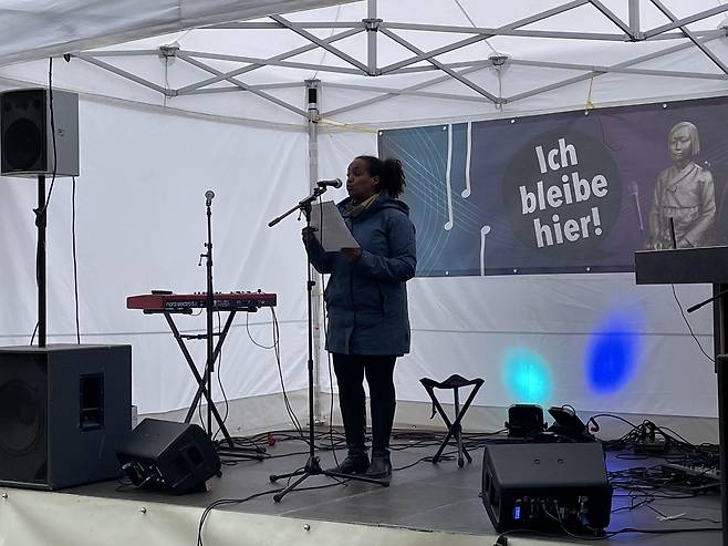 "소녀상이 여기 계속 머물기를 바랍니다" (베를린=연합뉴스) 이 율 특파원 = 18일(현지시간) 시민단체 코리아협의회가 베를린 평화의 소녀상 설치 1주년을 기념해 연 콘서트 겸 영구설치 촉구집회에서 발언하는 아납 아왈레 사민당 미테구의원 후보. 2021.9.18
