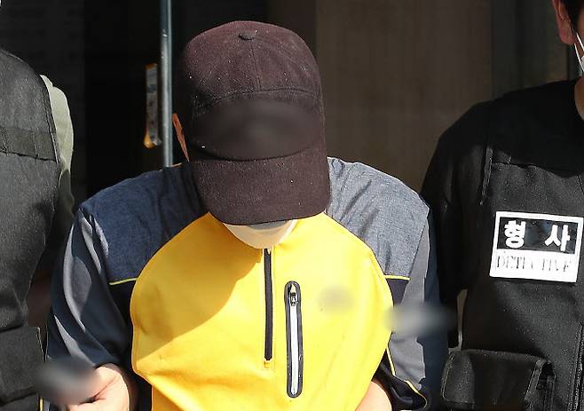 서울 마포구의 한 오피스텔에서 지인을 살해한 피의자 A씨가 지난 7월 23일 오전 서울 마포경찰서를 나와 검찰에 송치되고 있다.(사진=뉴스1)