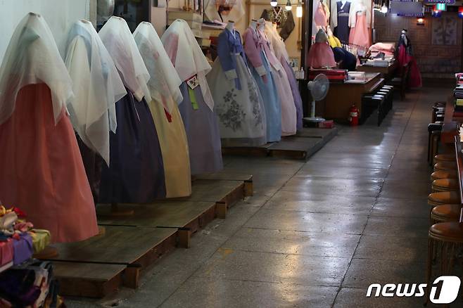 서울 종로구 광장시장 내 한복전문 매장이 손님들의 발길이 뜸해 썰렁한 모습을 보이고 있다./뉴스1 © News1 이광호 기자