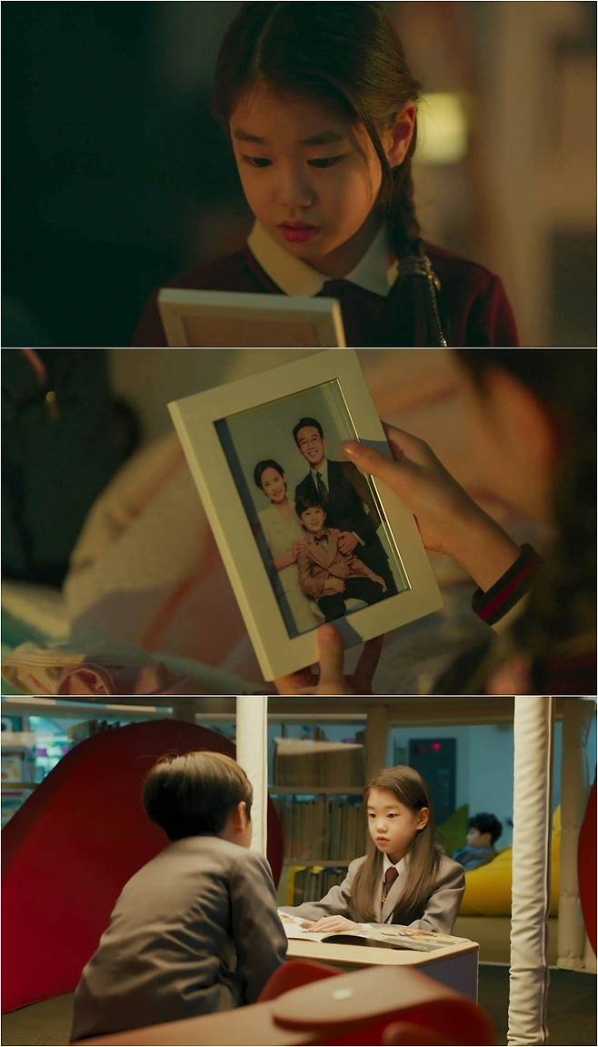 Seoul = = High Class Park So-i was seen in a family photo of his best friend Jang, Jang, and found his father Kim Nam-hee and causing a pupil earthquake.The TVN Wolhwa Drama Hi-Class (director Choi Byung-gil/playplay story holic/production H.H. World Pictures), which made the heart chewy with a shocking reversal in just 4 episodes, will be highlighted by revealing the Steel Series of Hwang Jae-in (Park So-i), who was shocked by the shock on the 20th, ahead of the 5th episode.In the last broadcast, it was shocked to discover that Hwang Nayun (Park Se-jin), who was the only friend of Cho Yeo-ul, was a hidden woman of the dead Husband anziyong (Kim Nam-hee), who had been the murderer of Song Yeo-ul.However, since Song Yeo-ul, as well as Ahn Yi-chan (Jang melody-bun), son of Song Yeo-ul, and Hwang Jae-in (Park So-i), daughter of Hwang Nayun, are not aware of this fact, they are curious about the future development.Hwang Jae-in in the SteelSeries, who was released among them, sees his father anziyong, Song Yeol-ul and Ahn Lee-chan together and raises a pupil earthquake.The eyes are wide and the eyes can not be taken off the picture, and when Ahn faces Ahn, the expression of Hwang Jae-in, who has become stuck in embarrassment, gauges the shock.So Hwang Jae-in is curious about how he will react to Ahns family photos and whether there will be changes in childrens relationships.In particular, Park So-i has been well received every day for its lovely charm and outstanding acting skills through High Class, so Park So-i said, Chuseok has already returned!High class will be broadcast today and tomorrow, which is Chuseok holiday season. When Chuseok is over, you eat delicious songpyeon.I hope you will enjoy the High Class while eating Songpyeon with your family. Thank you! High Class is a mystery that is intertwined with a woman of Husband who died in a luxury international school located on an island like Paradise.