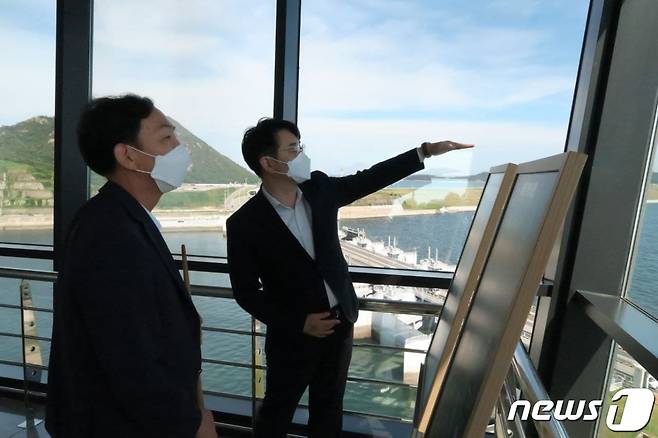 20일 더불어민주당 경선후보인 박용진 의원이 한국농어촌공사 새만금 33센터를 찾아 새만금 개발사업과 향후 계획에 대한 설명을 듣고 있다.(캠프제공)2021.9.20/뉴스1