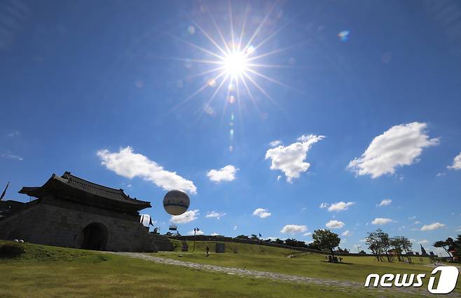 추석 명절 연휴가 시작된 18일 오전 경기도 수원시 팔달구 수원화성 창룡문에서 나들이 나온 시민들이 파란 가을 하늘 아래를 걷고 있다. 2021.9.18/뉴스1 © News1 김영운 기자