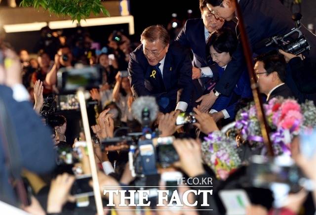 현재 정치권에서 가장 큰 정치 팬덤은 문재인 대통령 지지자들이라고 할 수 있다. 문 대통령 지지자들은 포털 사이트에서 인터넷 카페 '젠틀재인', 문재인 공식팬카페 '문팬'을 개설해 활동 중이다. 두 카페의 공식 회원수 합은 약 11만5000명에 달한다. 2017년 대통령 선거에서 승리 후 서울 세종로공원에서 열린 광화문인사에서 지지자들 연호에 악수하고 있는 문 대통령. /더팩트 DB