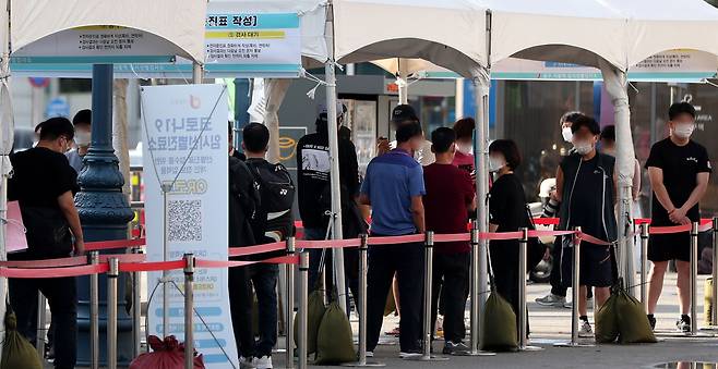 20일 오전 서울 중구 서울역 광장 임시선별검사소에서 시민들이 코로나바이러스 검사를 받기 위해 줄지어 서 있다. /뉴시스
