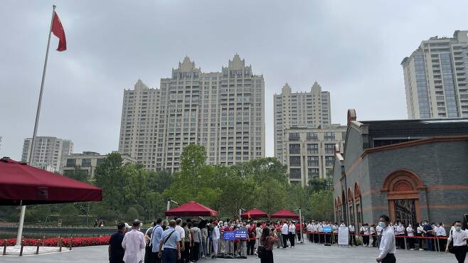 지난 6월 18일 중국 상하이에 있는 중국 공산당 제1차 전국대표대회 기념관 너머로 방 하나짜리 집 가격이 30억 원대에 달하는 고급 아파트 단지가 보인다./연합뉴스