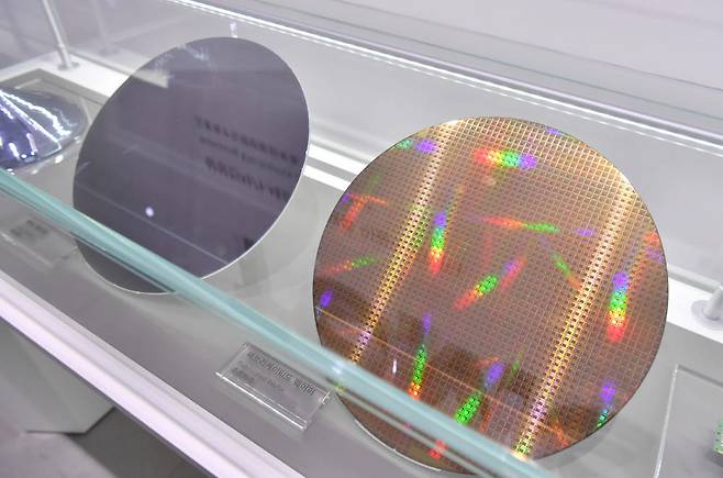 서울 삼성전자 서초사옥 딜라이트에 전시된 반도체 패브리케이티드 웨이퍼. 박지호기자 jihopress@etnews.com
