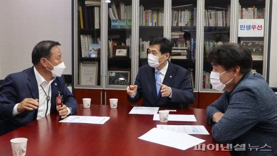 정동균 양평군수(왼쪽) 16일 기동민-김민기 국회의원 만나 관내 군사시설 이전-환원사업 지원 요청. 사진제공=양평군