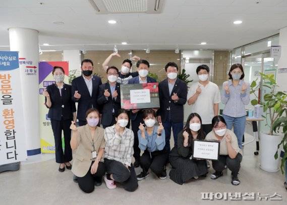 광명시의회 의원들 16일 관내 복지시설 찾아 위문물품 전달. 사진제공=광명시의회