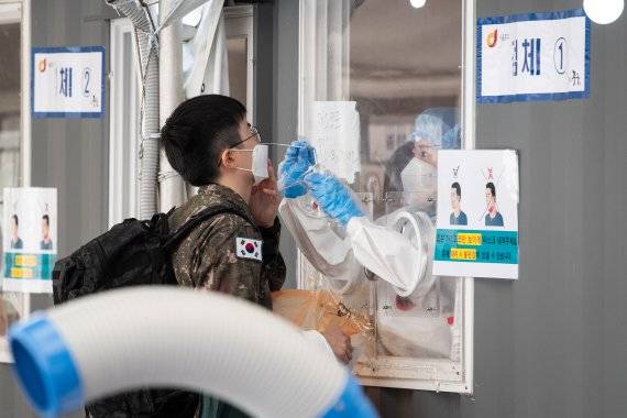 군 장병 코로나19 진단검사. 사진=뉴스1