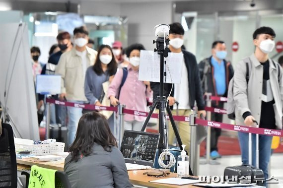 제주공항 국내선 도착장에서 진행되고 있는 발열검사. /사진=fnDB