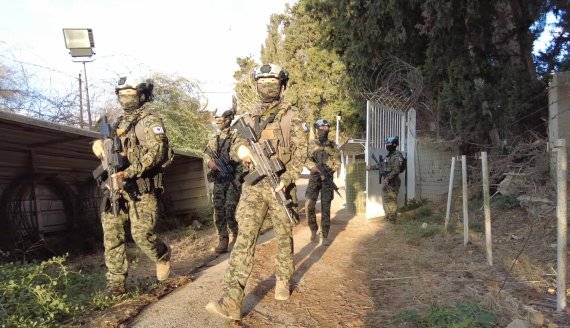 레바논에서 유엔 평화유지군으로 임무를 수행하는 동명부대 장병들이 도보정찰을 하고 있다. 사진=합참 제공