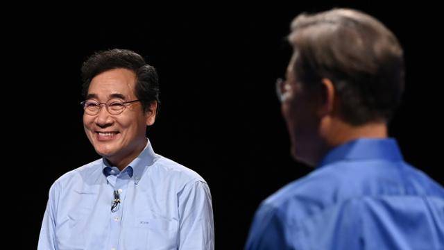 이낙연(왼쪽) 전 민주당 대표와 이재명 경기지사가 14일 MBC 100분토론을 준비하며 웃고 있다. 국회사진기자단