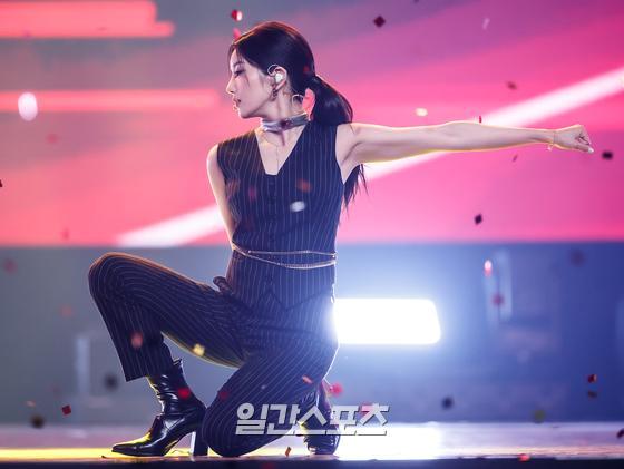 Singer Kwon Eun-bi is showing off a great stage at KCON:TACT HI 5 in the fifth season of KCON:TACT (K-contact) held on the 19th.KCON:TACT HI 5 will be released exclusively through Teabing in Korea, and overseas fans can meet through KCON official and Mnet K-POP YouTube channel.