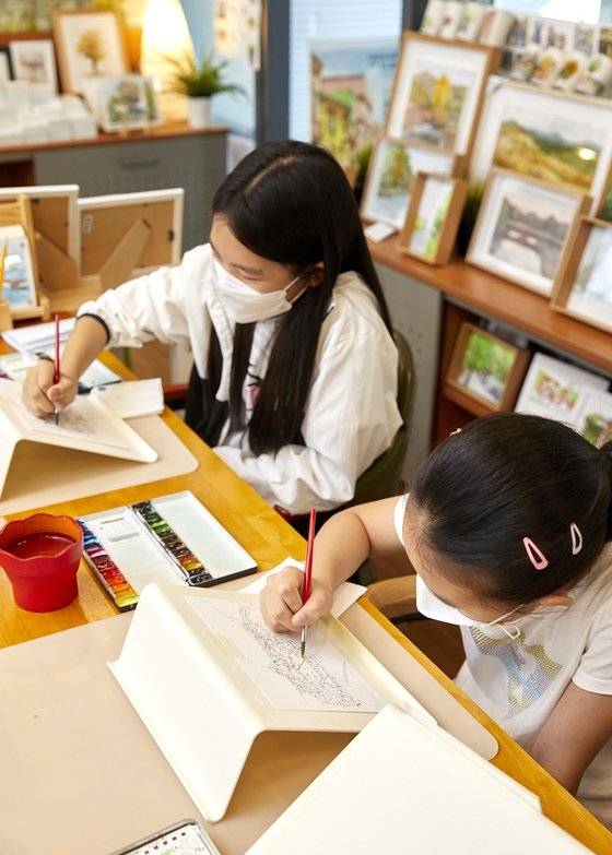 채색 면적에 따라 좁은 곳은 6호나 8호 붓, 배경이나 하늘 등 넓은 부분은 10호 붓을 사용하면 된다.