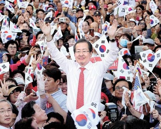 2017년 5월 7일 광주 송정역 유세 도중 두 팔을 벌려 지자들에게 인사하고 있는 홍준표 자유한국당 대선후보.