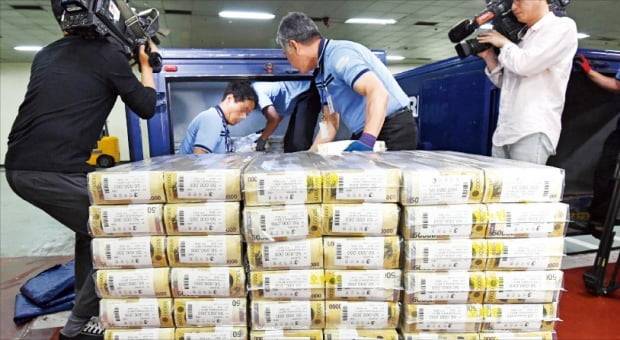 2019년 한국은행 강남본부에서 관계자들이 추석 자금을 방출하는 모습. 사진=뉴스1