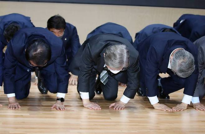 더불어민주당 대선 주자인 이재명 경기지사가 이달 17일 오전 광주 동구 전일빌딩245 8층에서 광주·전남·전북 특별메시지를 발표하기 앞서 큰절을 하고 있다. / 사진제공=뉴시스