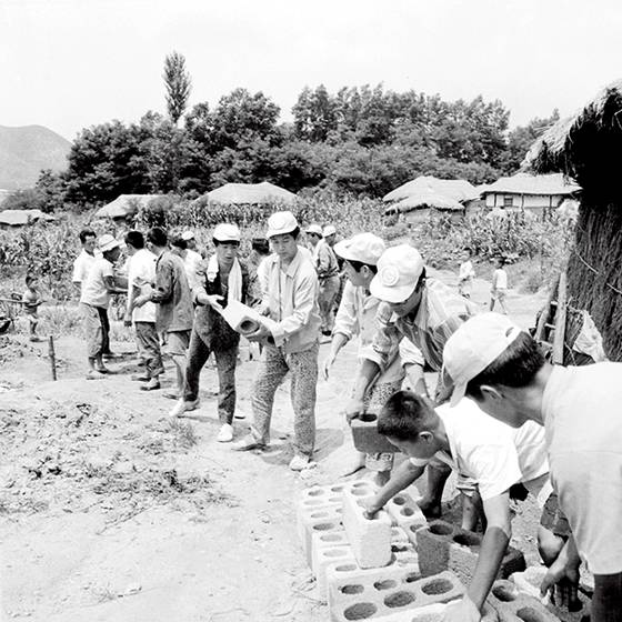 1971년 청년봉사대원들 봉사활동 모습. /사진=뉴스1