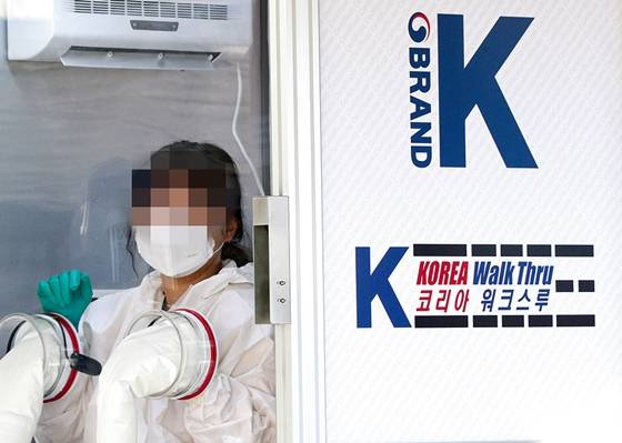 서울 노원구 보건소 선별진료소에서 의료진이 코로나19 진단 검사를 마치고 미소를 보이고 있다. /사진=뉴스1