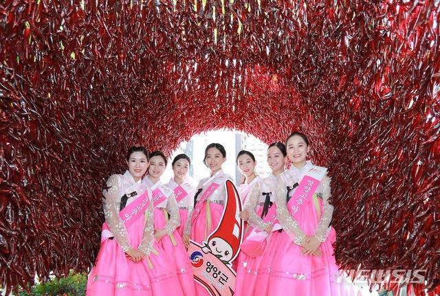 영양군 농특산물 홍보사절인 '영양고추아가씨'들이 서울광장에서 열리고 있는 '영양고추 핫페스티벌' 축제장 고추터널에서 환하게 웃고 있다. (사진=영양군 제공)