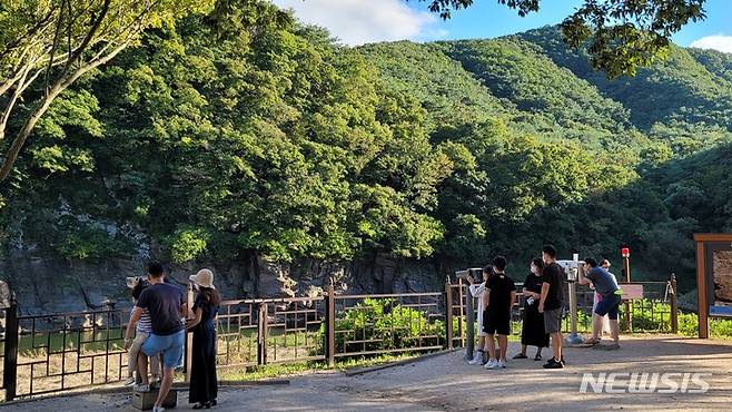 [울산=뉴시스] 구미현 기자 = 추석 연휴 이틀째인 19일 오후 울산시 울주군 대곡리 국보 285호 반구대암각화를 찾은 가족단위 관람객들이 망원경으로 암각화를 관찰하고 있다. 2021.09.20. gorgeouskoo@newsis.com