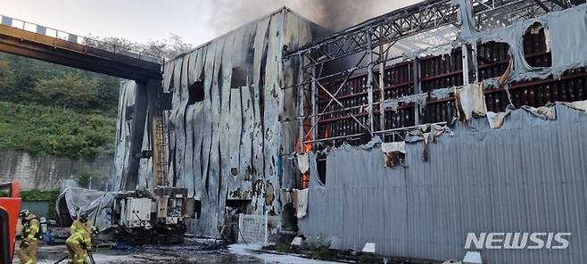 [경주=뉴시스] 이은희 기자= 20일 오전 경주시 천북면 화산리의 폐기물 재활용 공장에서 불이 나 소방당국이 진화하고 있다. (사진= 경주소방서 제공) 2021.9.20.