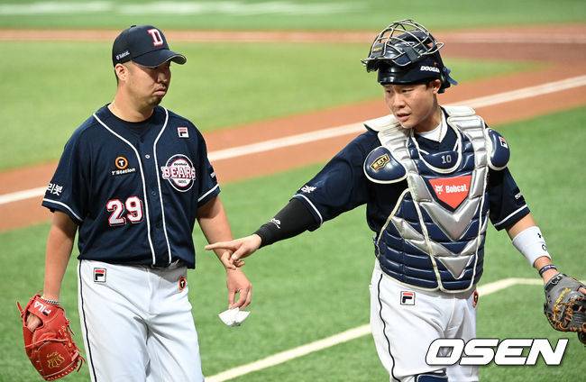 [OSEN=고척, 이대선 기자] 19일 오후 서울 고척스카이돔에서 ’2021 신한은행 SOL KBO 리그' 키움 히어로즈와 두산 베어스의 경기가 열렸다. 3회말 수비를 마친 두산 유희관이 더그아웃으로 가며 포수 박세혁과 이야기를 나누고 있다. 2021.09.19 /sunday@osen.co.kr