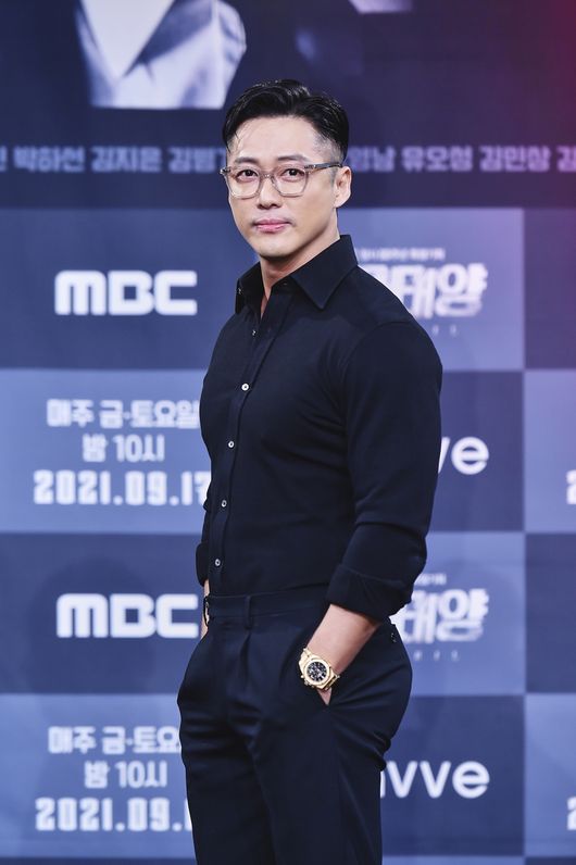 While actor Namgoong Min, who is appearing on MBC Drama The Veil, made headlines about bulk-ups, health experts mentioned this.On the 29th, YouTube channel Helchang TV released a video titled, The current state of the Namgoong Min body and the Royder controversy ..While the health industry workers gathered, they looked at Namgoong Mins bulked-up body and mentioned the Royder controversy.When you think of Namgoong Min, you get a dry, sharp image that reminds you of Memory, Tfoy said, and Getsby said, On the contrary, it was good to be abs and so on.There is a memory that was good, he recalled his memory.Getsby, Sean and Tfoy were surprised to see the body of Namgoong Min in the Black Sun.The three people were surprised that this is Mr. Namgoong Min and the face is not Namgoong Min.The three were surprised to see Namgoong Mins bulked-up body until referring to the age of Namgoong Min.Not a controversial body, Getzby said, but I dont think its that controversial, but I think its just how quickly it suddenly grew compared to the old one.I know that I have been doing Exercise steadily since ancient times, and I know that I am doing Exercise at the center of a natural body building. The three men compared themselves to the old body of Namgoong Min, who said they had a complete bodybuilding diet and lived only in a complete gym.Its not a body that has a Notropic controversy at all, Getsby said.Its not that the level is low, but its not so much like that that thats controversial, he said. Its unlikely that hes getting better all of a sudden.In particular, the three people said, Did you use drugs at all? I do not think so, I want you to try Exercise, and I have been doing calculations for over 20 years.They said, Namgoong Min is not or would not have done enough to use Royder.People think celebrities use Nootropic easily, but they are more careful and often dont.The United States is also conservative, though it thinks it does so openly. Our country also does not like to make all the entertainers or take medicines. On the other hand, Namgoong Min played Han Ji-hyuk in the drama Black Sun, a special project for MBCs 60th anniversary, and Black Sun will be broadcast every Friday and Saturday at 10 pm.