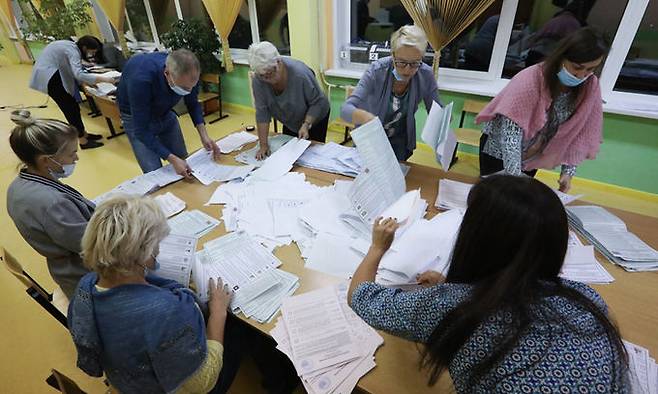 19일(현지시간) 러시아 툴라의 2311번 투표소에서 선거 관리 관계자들이 17∼19일 치러진 하원 선거 개표 작업을 벌이고 있다. 툴라=타스연합뉴스