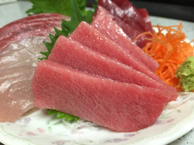 참치 수은 걱정 없을까 - 참치는 초밥이나 횟감, 통조림 등 다양하게 사람들이 즐겨먹는 어류 중 하나이다.참치는 나이를 먹을수록 체내에 수은농축이 증가되는데 과학자들이 참치가 해양 수은오염의 지표로 쓸 수 있다는 분석결과를 내놨다.위키피디아 제공